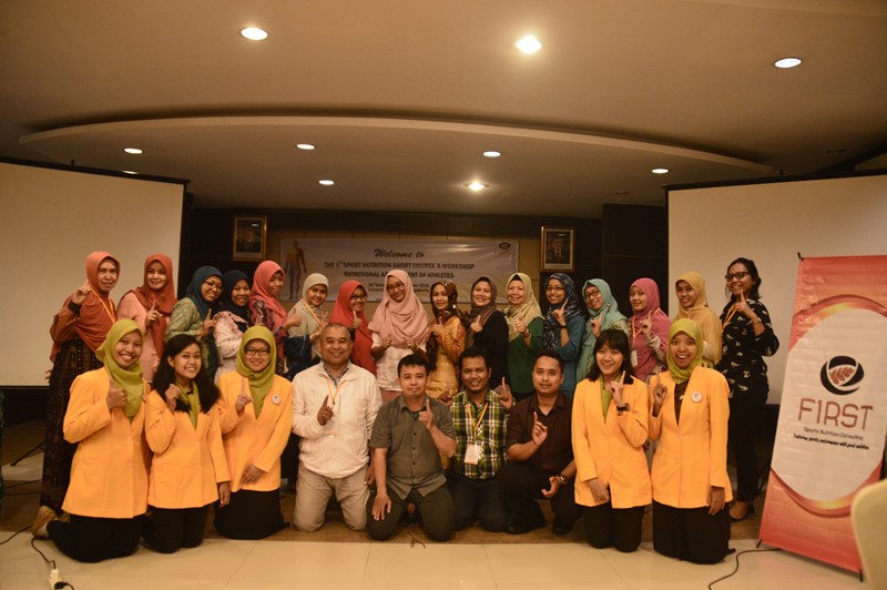 Peserta bersama panitia The 1st Sport Nutrition Short Course and Workshop 2016